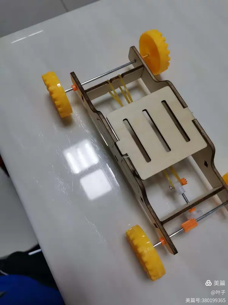 橡皮筋动力小车